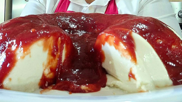 Pudim Romeu e Julieta Cremoso com Calda de Goiabada