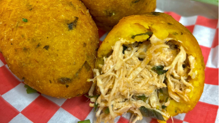 Bolinho de Frango Massa Saborosa e Recheio Cremoso