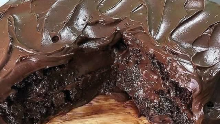 Bolo de Chocolate com Ganache Cremosa e Brilhante